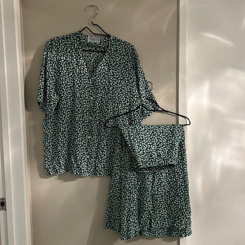 Stunning vintage green with white flowers two-piece set!